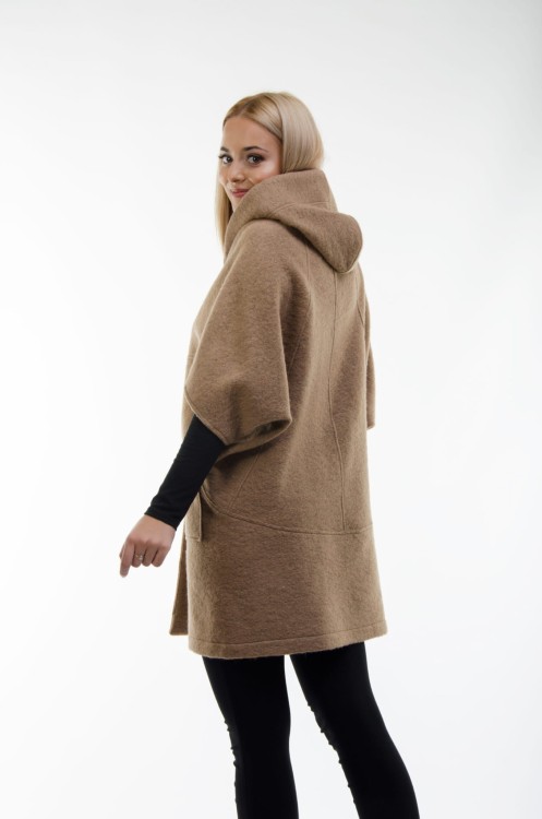Maleni kamizleka poncho Claudia camel 2.jpg