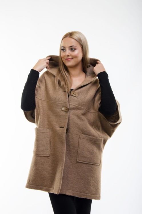 Maleni kamizleka poncho Claudia camel 4.jpg