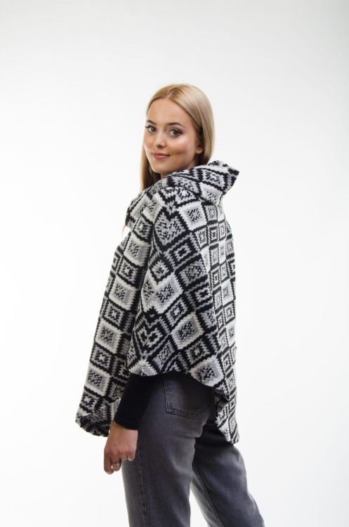 Maleni poncho Toledo wzór czerń i biel 1.jpg