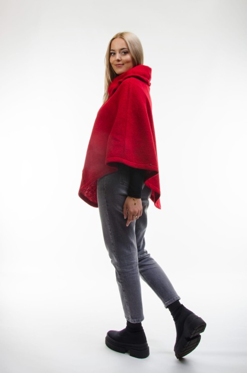 Maleni poncho Kristun czerwone 1.jpg