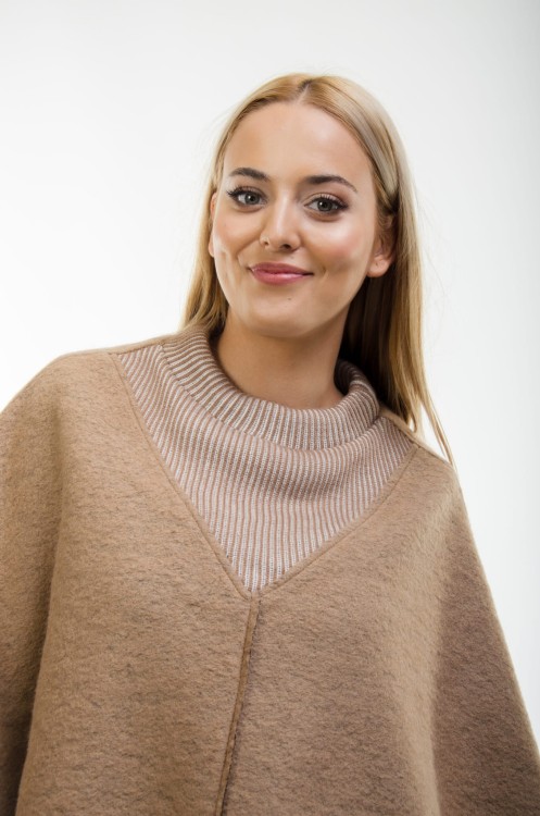 Maleni poncho Roma II camel 1.jpg