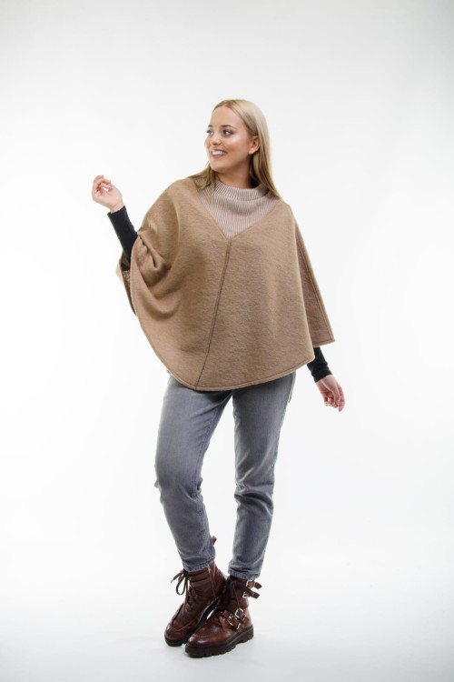 Maleni poncho Roma II camel 2.jpg