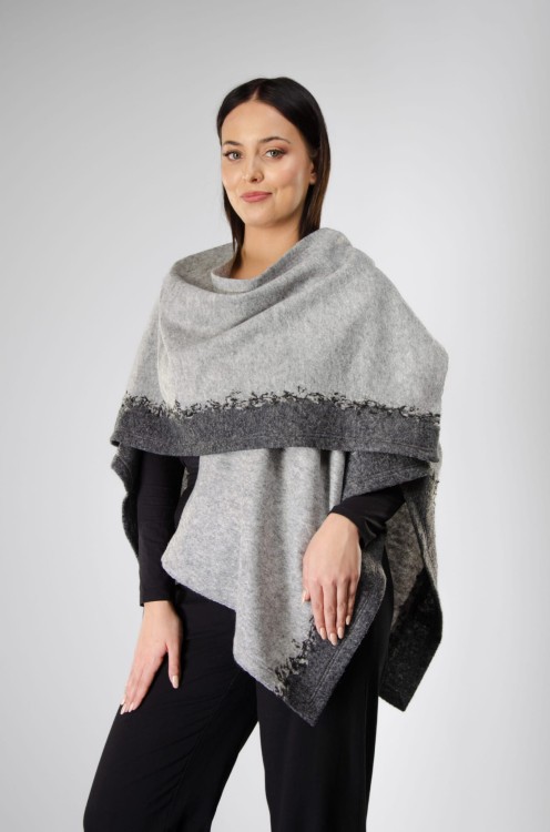Maleni poncho szal szary 2.jpg