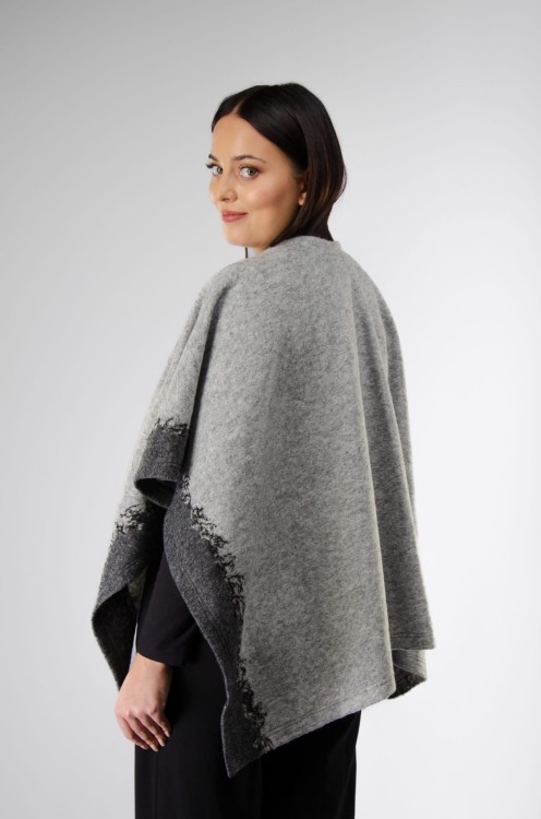 Maleni poncho szal szary 3.jpg