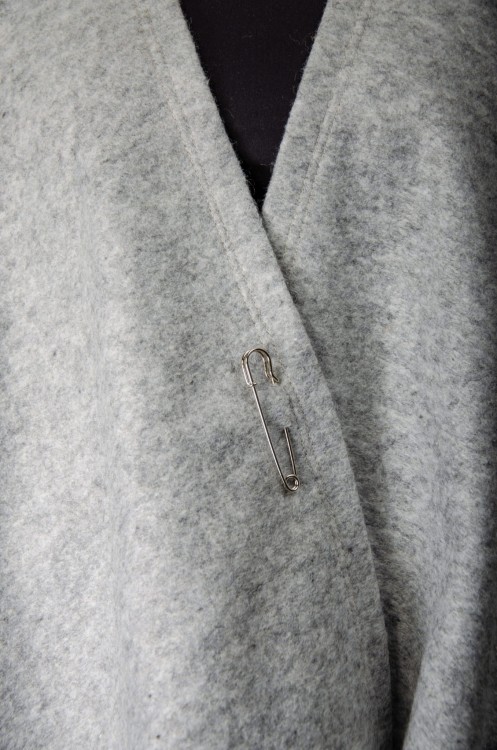 Maleni poncho szal szary 5.jpg