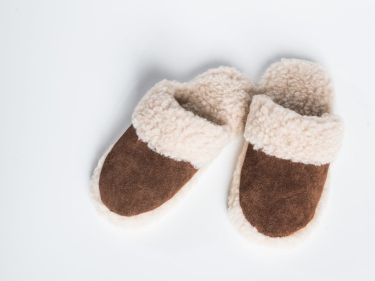 Pantofle wsuwane z ircha brazowe 1