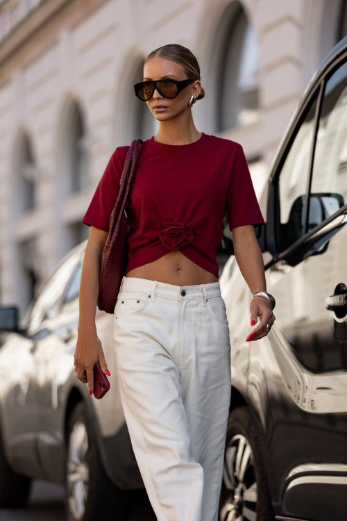 Bordowy t-shirt Elvie z marszczeniem i różą-5 4177  | 1493-S