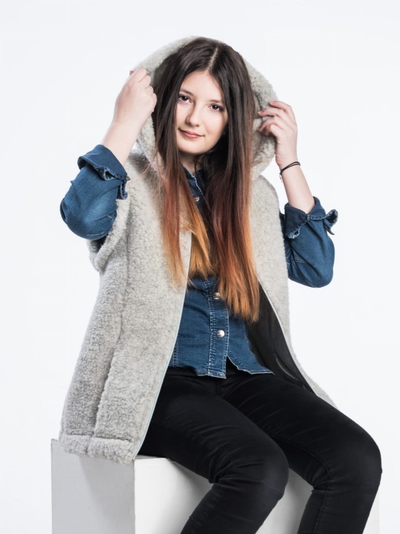 Kamizelka Merynos z kapturem szara 1.jpg