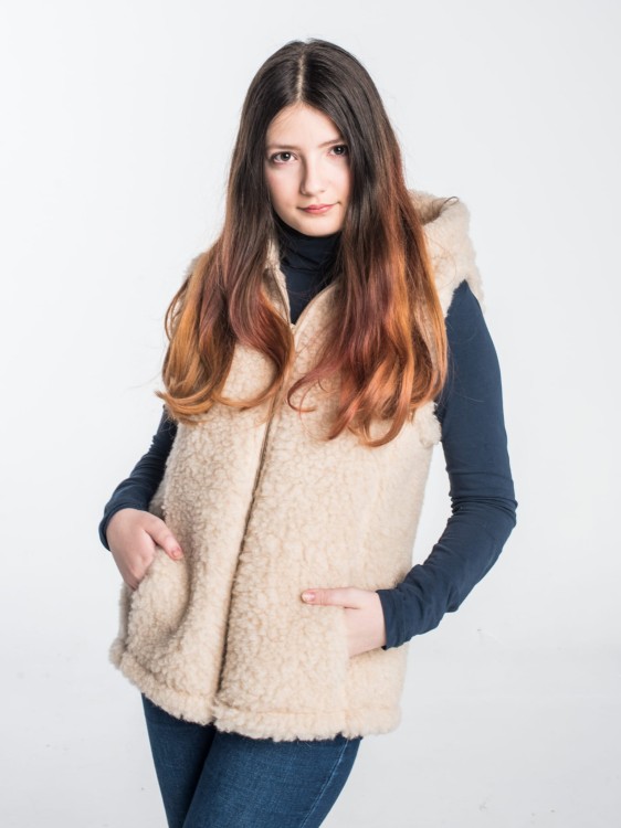 Kamizelka Merynos z kapturem beżowa 2.jpg