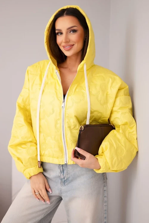 Kurtka damska pikowana z kapturem i ozdobnym tłoczeniem kwiatowym żółta-1 4457 