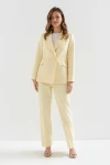 Garnitur damski Marta – bananowy komplet marynarka i spodnie