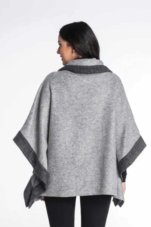 Szare ponczo damskie oversize z 100% wełny – Greta Maleni (5).webp
