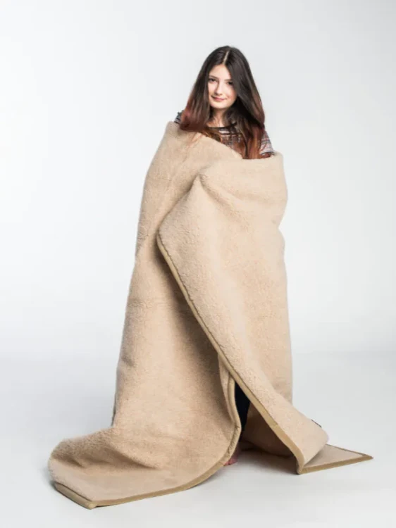 Maleni-Beżowy-koc-wełniany-(baranek)-3