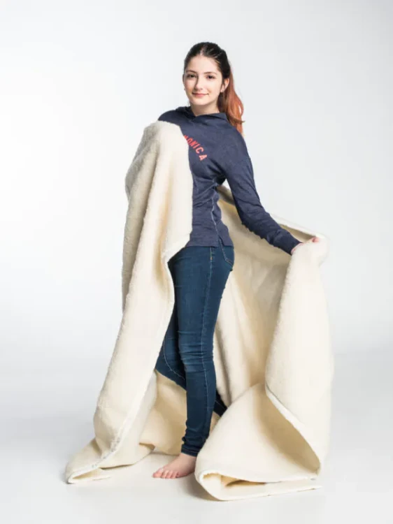 Maleni-Kremowy-koc-wełniany-(baranek)-1