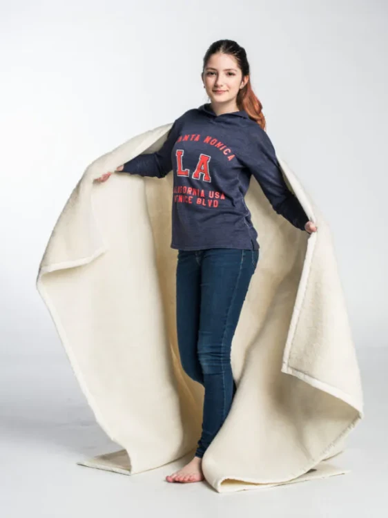 Maleni-Kremowy-koc-wełniany-(baranek)-2