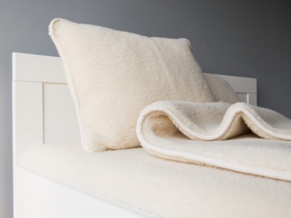 Maleni-Poduszka-ecowool-kremowa-2