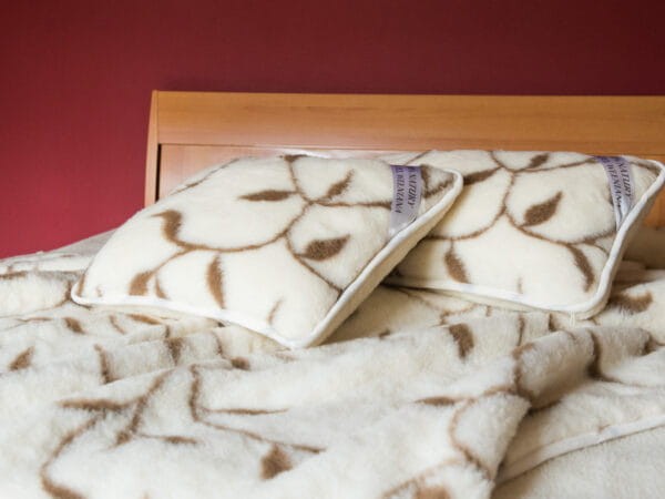 Maleni-Poduszka-Ecowool-w-listki-3